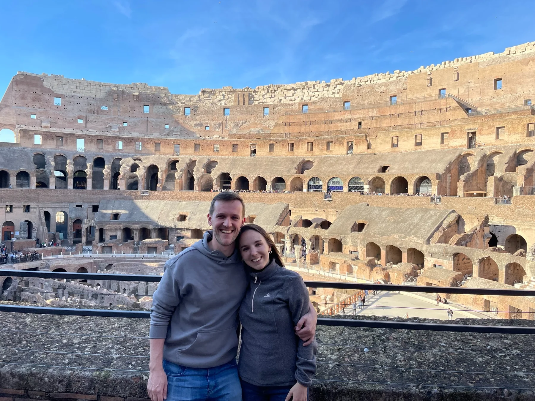 Manu y Fran juntos frente al Coliseo