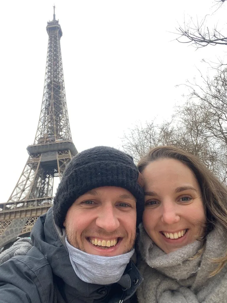Manu y Fran en una selfie frente a la Torre Eiffel