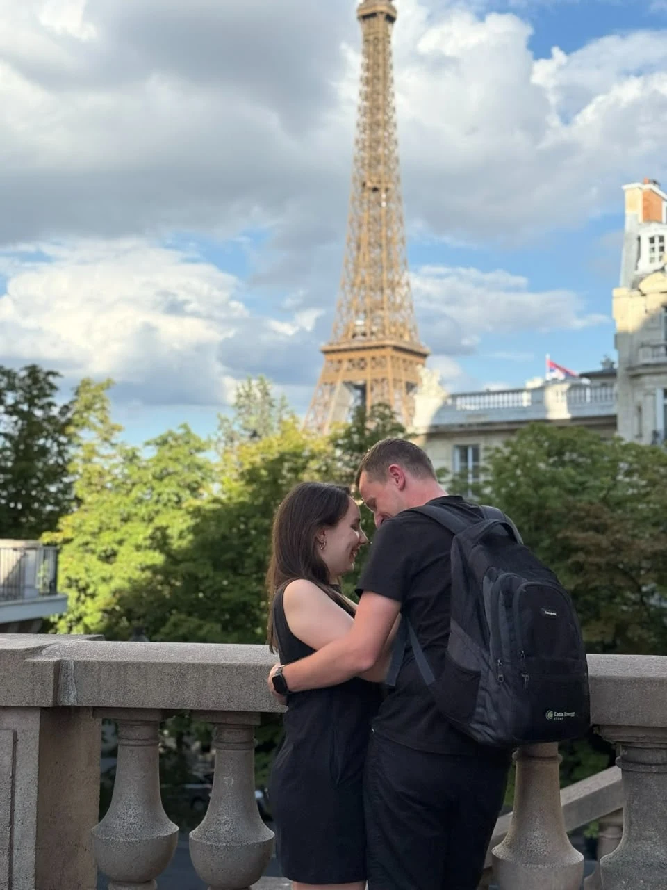 Manu y Fran abrazados frente a la Torre Eiffel